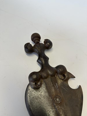 Lot 4 - A VERY RARE SOUTH INDIAN SHORT SWORD, DECCAN, THE HILT 15TH/16TH CENTURY