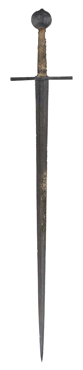 Lot 40 - A FINE MEDIEVAL SWORD, MID-LATE 14TH CENTURY, PROBABLY FRENCH