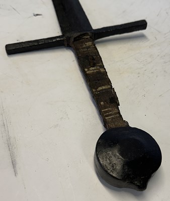 Lot 40 - A FINE MEDIEVAL SWORD, MID-LATE 14TH CENTURY, PROBABLY FRENCH