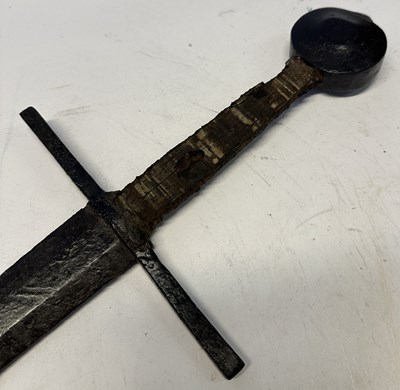 Lot 40 - A FINE MEDIEVAL SWORD, MID-LATE 14TH CENTURY, PROBABLY FRENCH