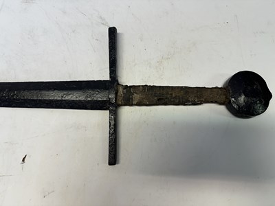 Lot 40 - A FINE MEDIEVAL SWORD, MID-LATE 14TH CENTURY, PROBABLY FRENCH