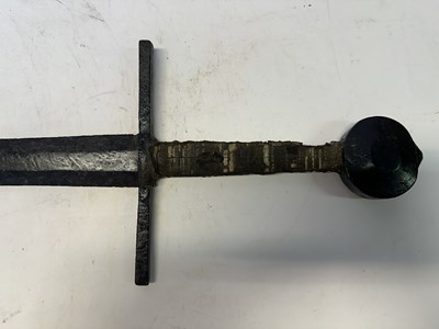 Lot 40 - A FINE MEDIEVAL SWORD, MID-LATE 14TH CENTURY, PROBABLY FRENCH