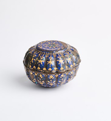Lot 21 - AN ENAMELLED COPPER BOWL AND COVER, CANTON, CHINA FOR THE INDIAN MARKET, 18TH CENTURY