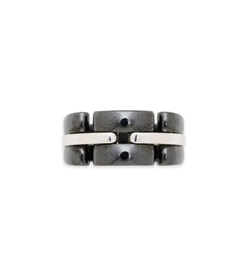 Lot 114 - CHANEL: ULTRA GOLD AND BLACK CERAMIC RING