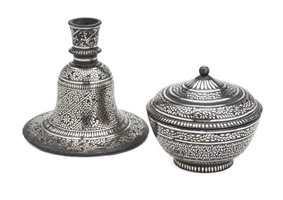 Lot 151 - A BIDRI HUQQA BOTTLE AND MATCHING COVERED BOWL, DECCAN, FIRST HALF 19TH CENTURY