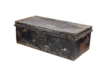 Lot 319 - A VICTORIAN TOLEWARE UNIFORM TRAVELLING TIN