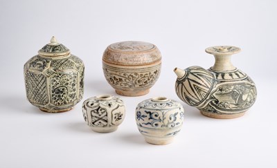 Lot 202 - FIVE SISACHANALAI BLUE AND WHITE POTTERY VESSELS, THAILAND, 14TH CENTURY