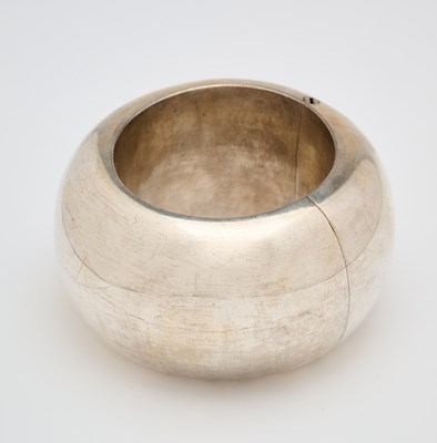 Lot 138 - A LARGE SILVER ANKLET, RAJASTHAN OR GUJARAT, 20TH CENTURY
