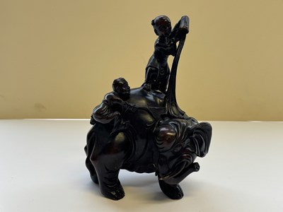 Lot 56 - A CHINESE BRONZE 'WASHING THE ELEPHANT' GROUP, QING DYNASTY, 19TH CENTURY