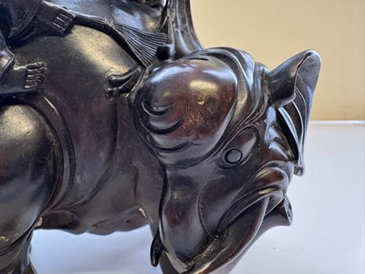 Lot 56 - A CHINESE BRONZE 'WASHING THE ELEPHANT' GROUP, QING DYNASTY, 19TH CENTURY