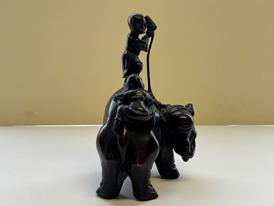 Lot 56 - A CHINESE BRONZE 'WASHING THE ELEPHANT' GROUP, QING DYNASTY, 19TH CENTURY