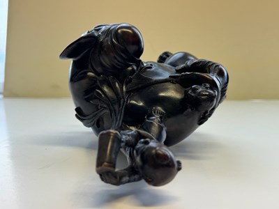 Lot 56 - A CHINESE BRONZE 'WASHING THE ELEPHANT' GROUP, QING DYNASTY, 19TH CENTURY