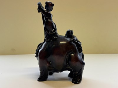Lot 56 - A CHINESE BRONZE 'WASHING THE ELEPHANT' GROUP, QING DYNASTY, 19TH CENTURY