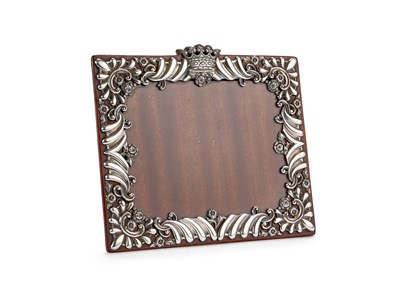 Lot 119 - A VICTORIAN SILVER-MOUNTED PHOTOGRAPH FRAME, WILLIAM COMYNS & SONS, LONDON, 1895