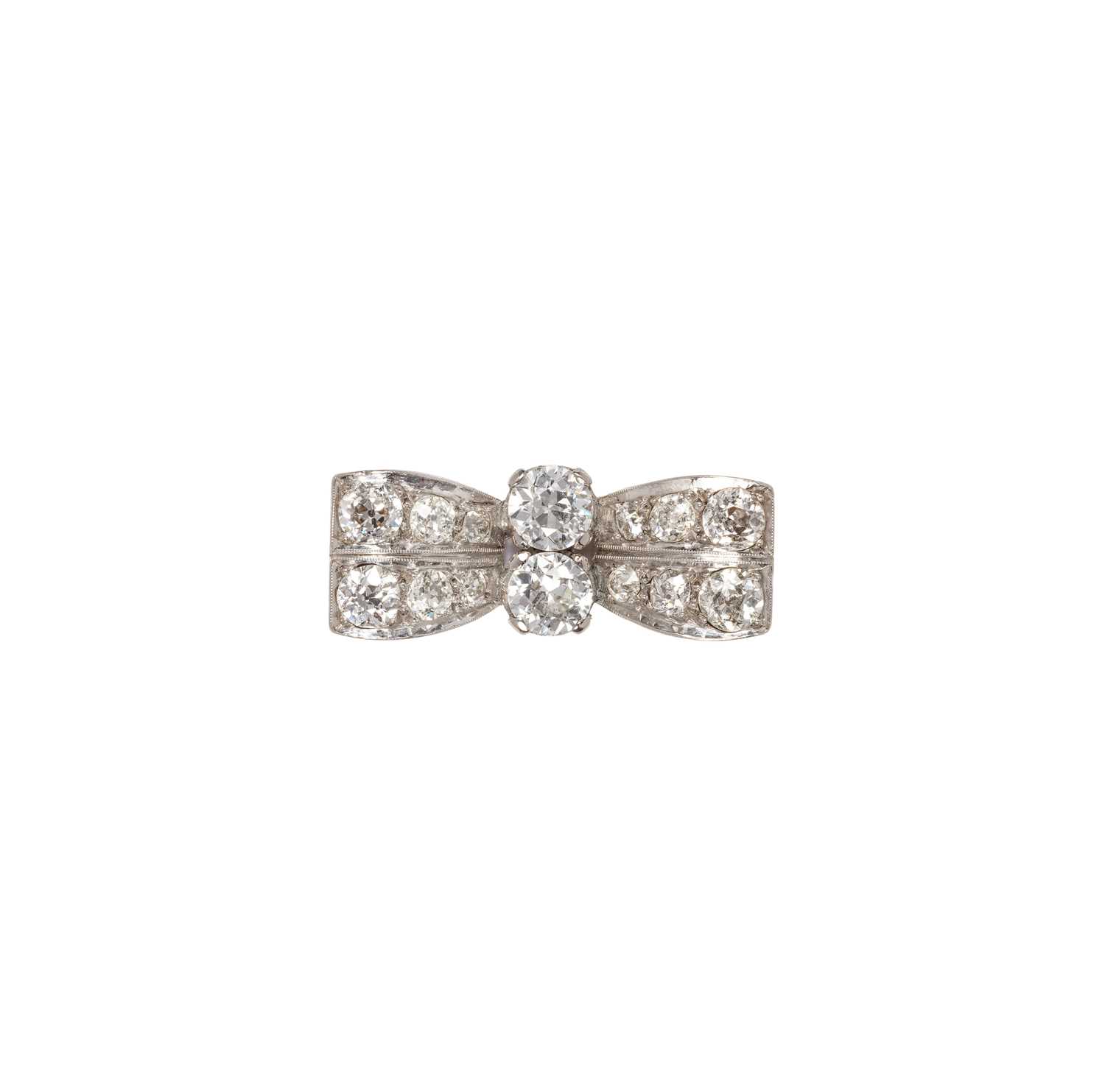 Lot 383 - GOLD AND DIAMOND COCKTAIL RING, 1940s