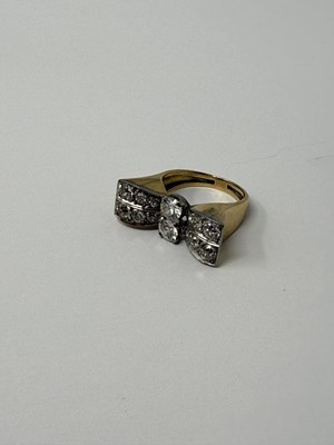 Lot 383 - GOLD AND DIAMOND COCKTAIL RING, 1940s