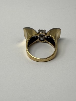 Lot 383 - GOLD AND DIAMOND COCKTAIL RING, 1940s