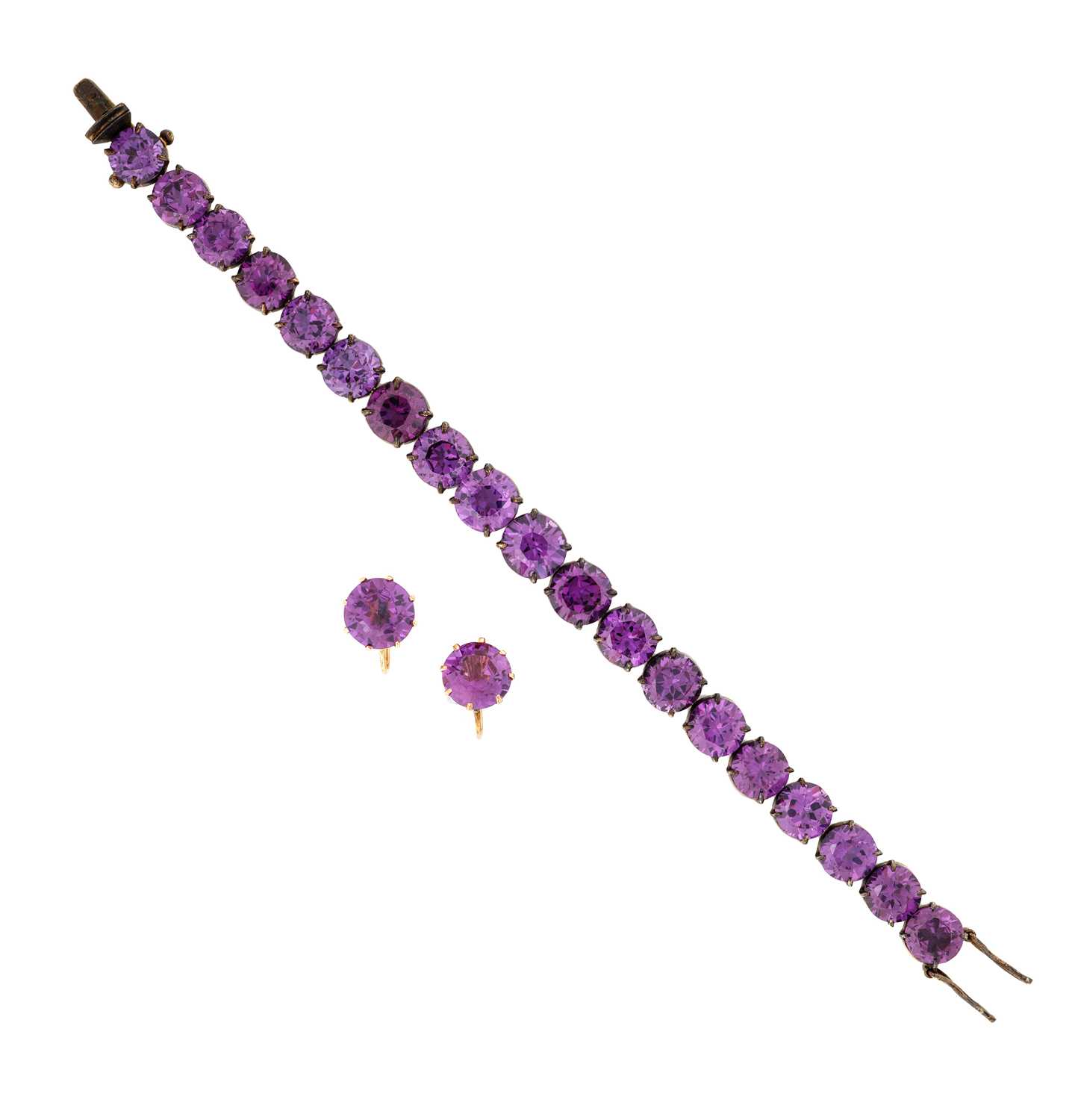 Lot 344 - SYNTHETIC COLOUR CHANGE CORUNDUM BRACELET AND PAIR OF EARRINGS, 1960s