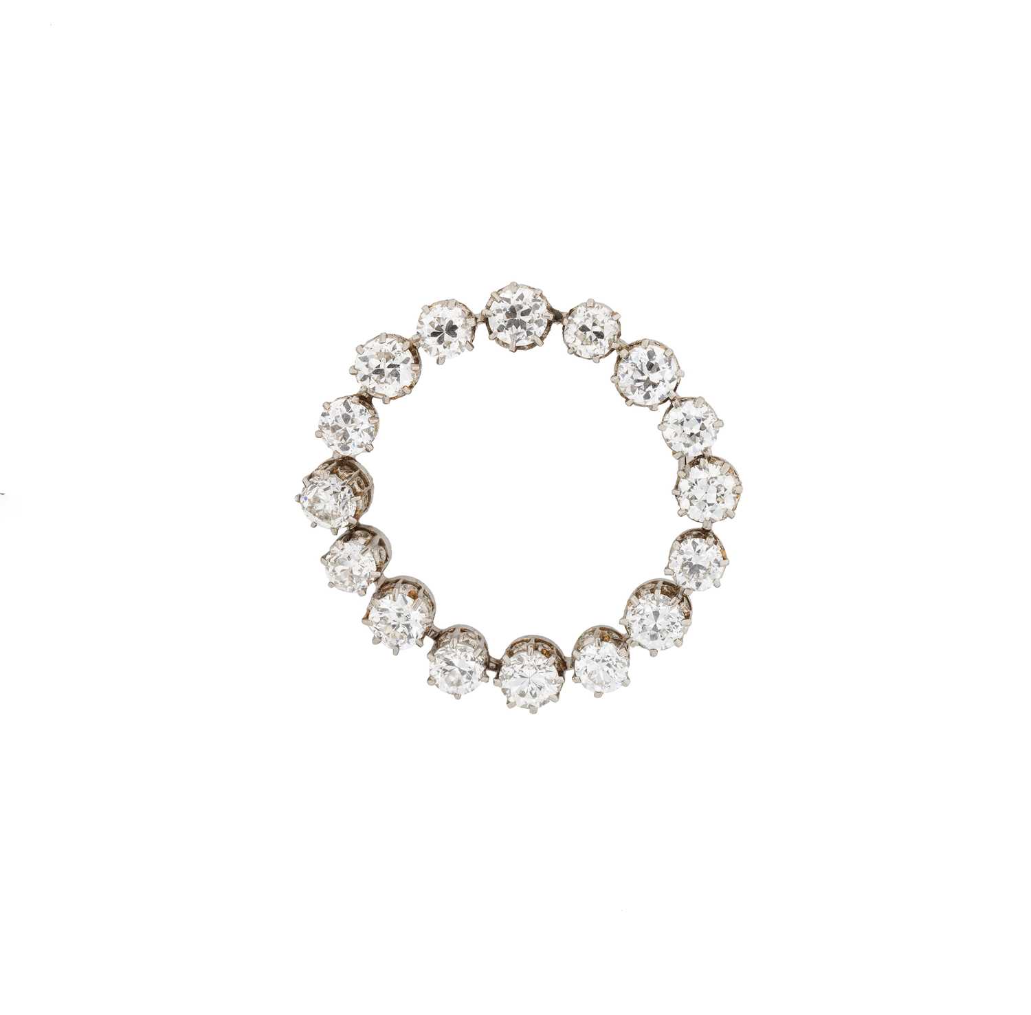 Lot 331 - DIAMOND CIRCLE BROOCH