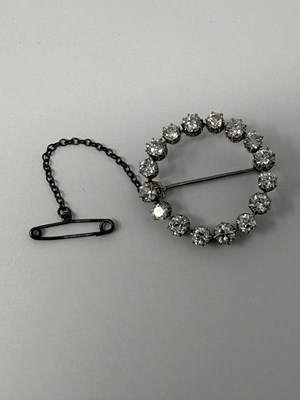 Lot 331 - DIAMOND CIRCLE BROOCH