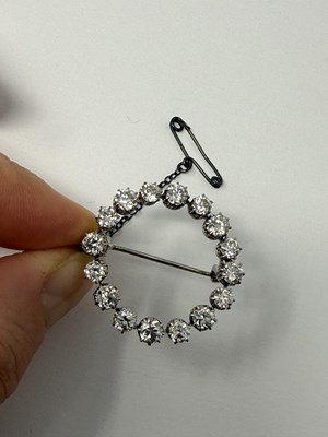 Lot 331 - DIAMOND CIRCLE BROOCH