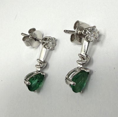 Lot 363 - MAPPIN & WEBB: EMERALD AND DIAMOND DEMI-PARURE, 2000