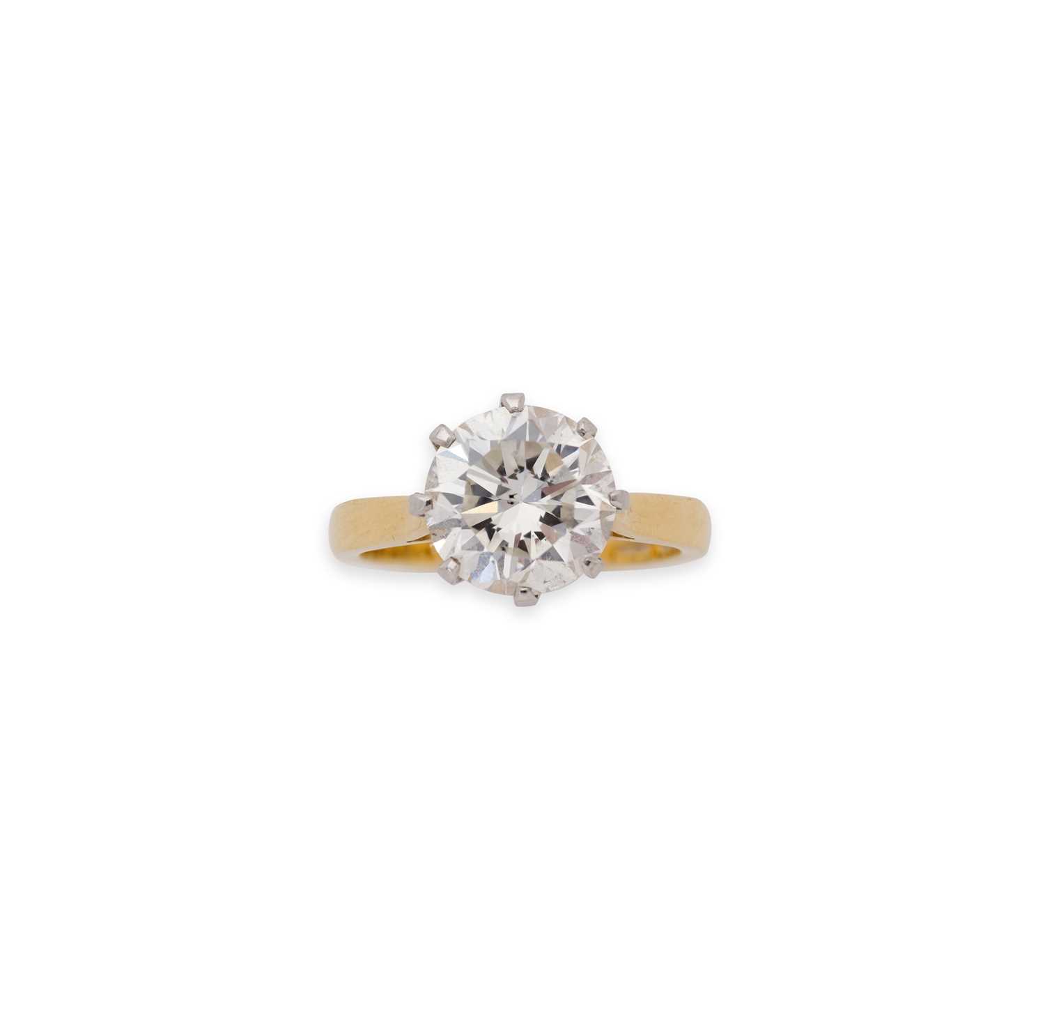 Lot 371 - DIAMOND RING