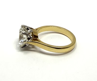Lot 371 - DIAMOND RING