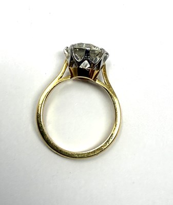 Lot 371 - DIAMOND RING