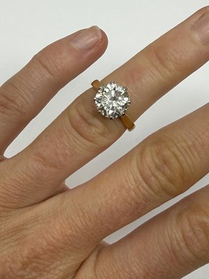 Lot 371 - DIAMOND RING