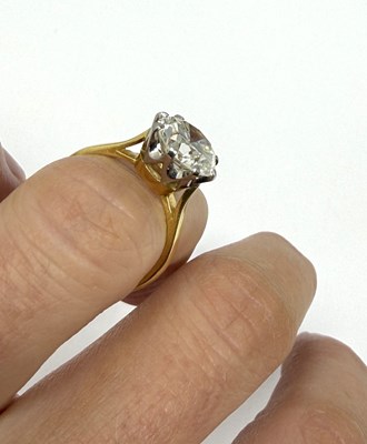 Lot 371 - DIAMOND RING