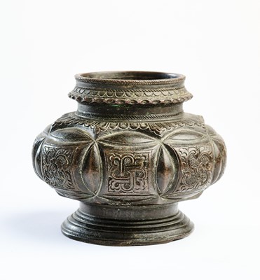 Lot 36 - A SMALL CAST BRONZE BETEL POT, SUMATRA, INDONESIA, 19TH CENTURY