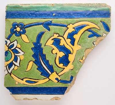 Lot 111 - A SAFAVID CUERDA SECA BORDER TILE FRAGMENT, PERSIA, 17TH CENTURY