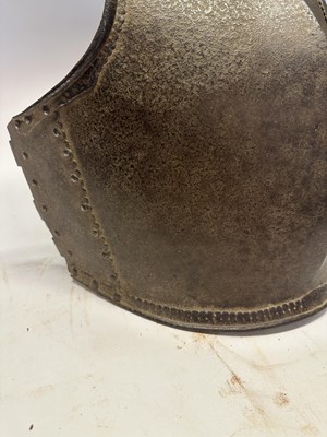 Lot 32 - A SOUTH INDIAN BREASTPLATE, 17TH/18TH CENTURY, PROBABLY HYDERABAD, ANDHRA PRADESH