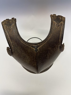 Lot 32 - A SOUTH INDIAN BREASTPLATE, 17TH/18TH CENTURY, PROBABLY HYDERABAD, ANDHRA PRADESH
