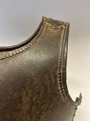Lot 32 - A SOUTH INDIAN BREASTPLATE, 17TH/18TH CENTURY, PROBABLY HYDERABAD, ANDHRA PRADESH