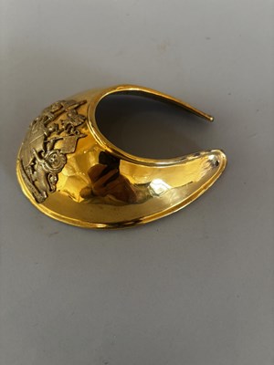 Lot 570 - A GEORGIAN GILT HONOURABLE EAST INDIA COMPANY OFFICER'S GORGET