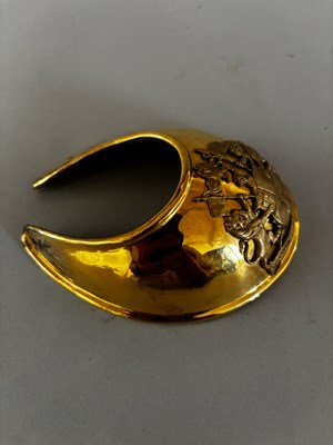 Lot 570 - A GEORGIAN GILT HONOURABLE EAST INDIA COMPANY OFFICER'S GORGET