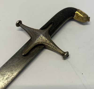 Lot 77 - AN INDO-PERSIAN SHAMSHIR, LATE 18TH/EARLY 19TH CENTURY, AND A NORTH AFRICAN JAMBIYA
