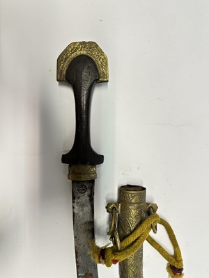 Lot 77 - AN INDO-PERSIAN SHAMSHIR, LATE 18TH/EARLY 19TH CENTURY, AND A NORTH AFRICAN JAMBIYA