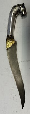Lot 12 - AN INDIAN SILVER-HILTED KHANJAR WITH LION-HEAD POMMEL, 19TH CENTURY