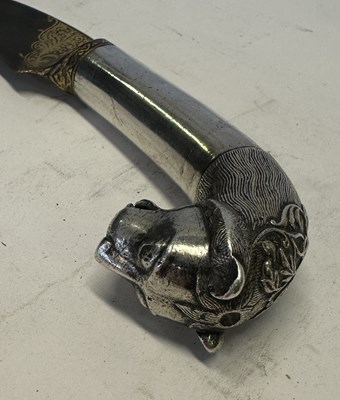 Lot 12 - AN INDIAN SILVER-HILTED KHANJAR WITH LION-HEAD POMMEL, 19TH CENTURY