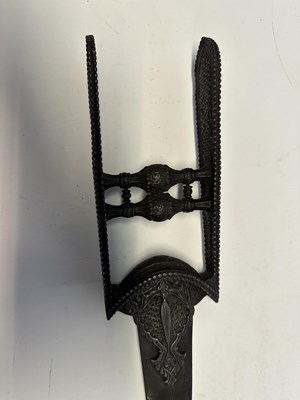 Lot 7 - A SOUTH INDIAN KATAR, 17TH/18TH CENTURY, PROBABLY TANJORE OR GOLCONDA
