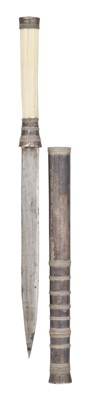 Lot 505 - A BURMESE DAGGER, ELEVEN POCKET KNIVES, AND A GROUP OF RAZORS, 19TH CENTURY AND LATER