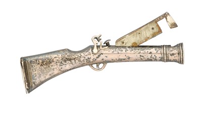 Lot 625 - AN UNUSUAL SILVER COMBINED CIGAR-CUTTER AND VESTA CASE IN THE FORM OF A FLINTLOCK BLUNDERBUSS