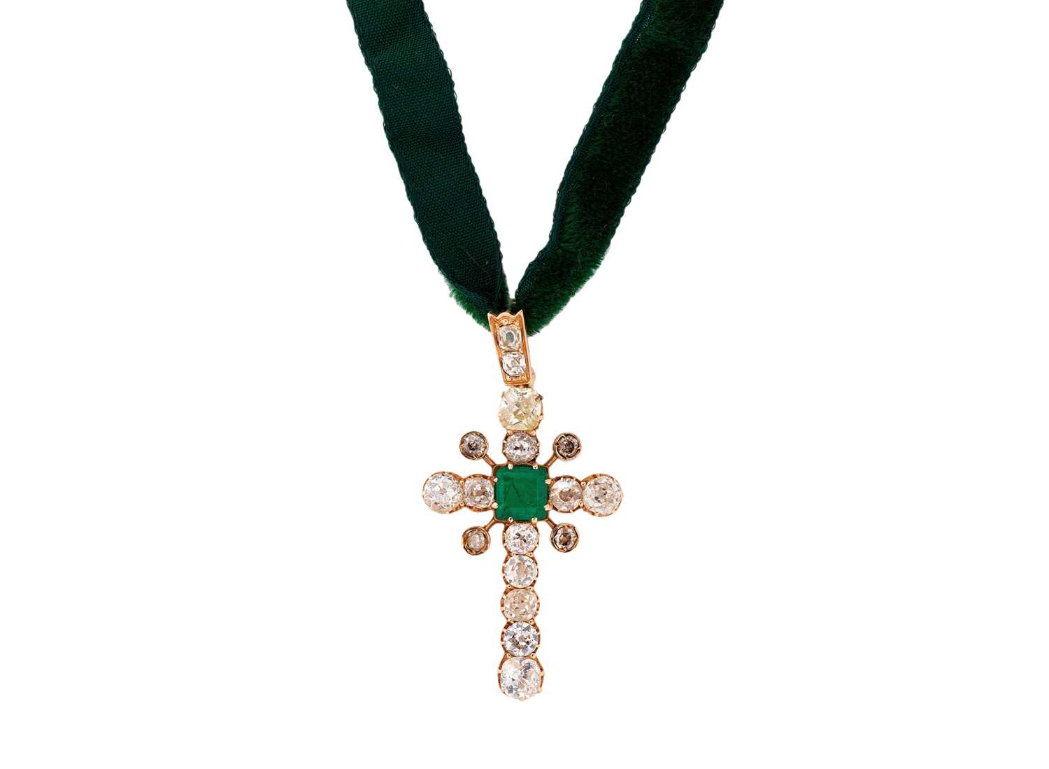Lot 373 - EMERALD AND DIAMOND PENDENT CROSS, 1890s