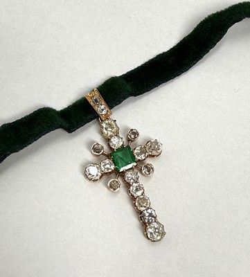 Lot 373 - EMERALD AND DIAMOND PENDENT CROSS, 1890s