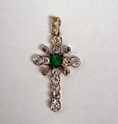 Lot 373 - EMERALD AND DIAMOND PENDENT CROSS, 1890s
