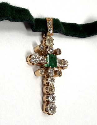Lot 373 - EMERALD AND DIAMOND PENDENT CROSS, 1890s