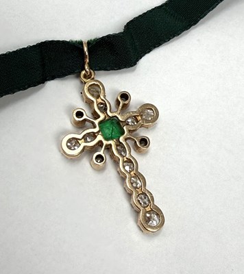 Lot 373 - EMERALD AND DIAMOND PENDENT CROSS, 1890s